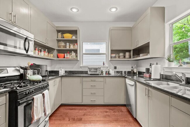 Building Photo - 2111 E 8th St