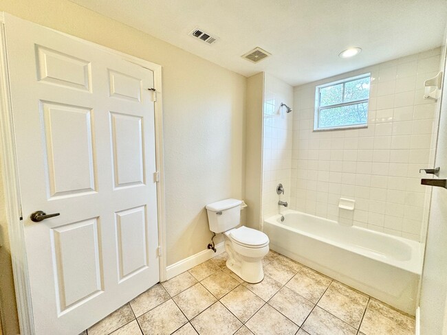 Building Photo - ** FAIRWAY PRESERVE ** 3 BED / 2 BATH COND...