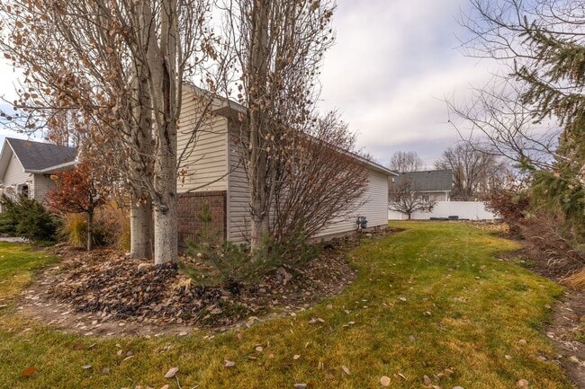 Building Photo - 3 Bedroom 2 bath home in Sugar City Idaho 2 stall garage in awesome neighborhood