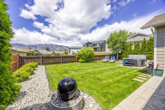 Building Photo - 3 Bedroom, 1.75 Bathroom Home in The Village at Lake Chelan