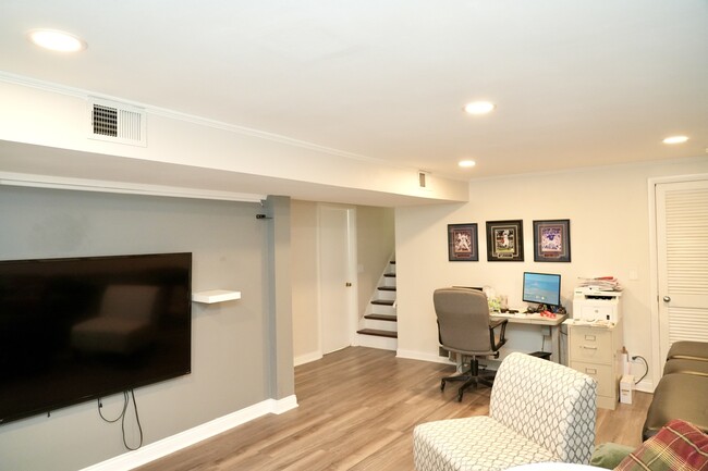 Building Photo - 211 Sandalwood Dr
