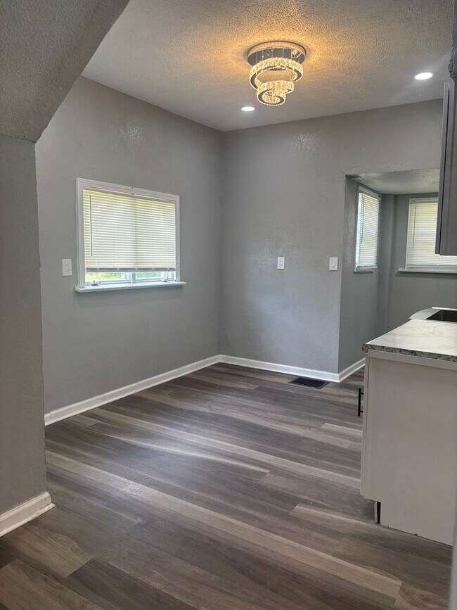 Building Photo - 13721 Beachwood Ave