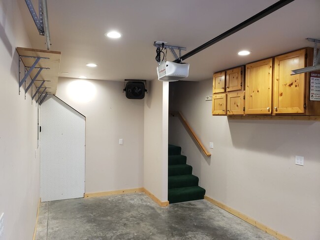 Building Photo - 702