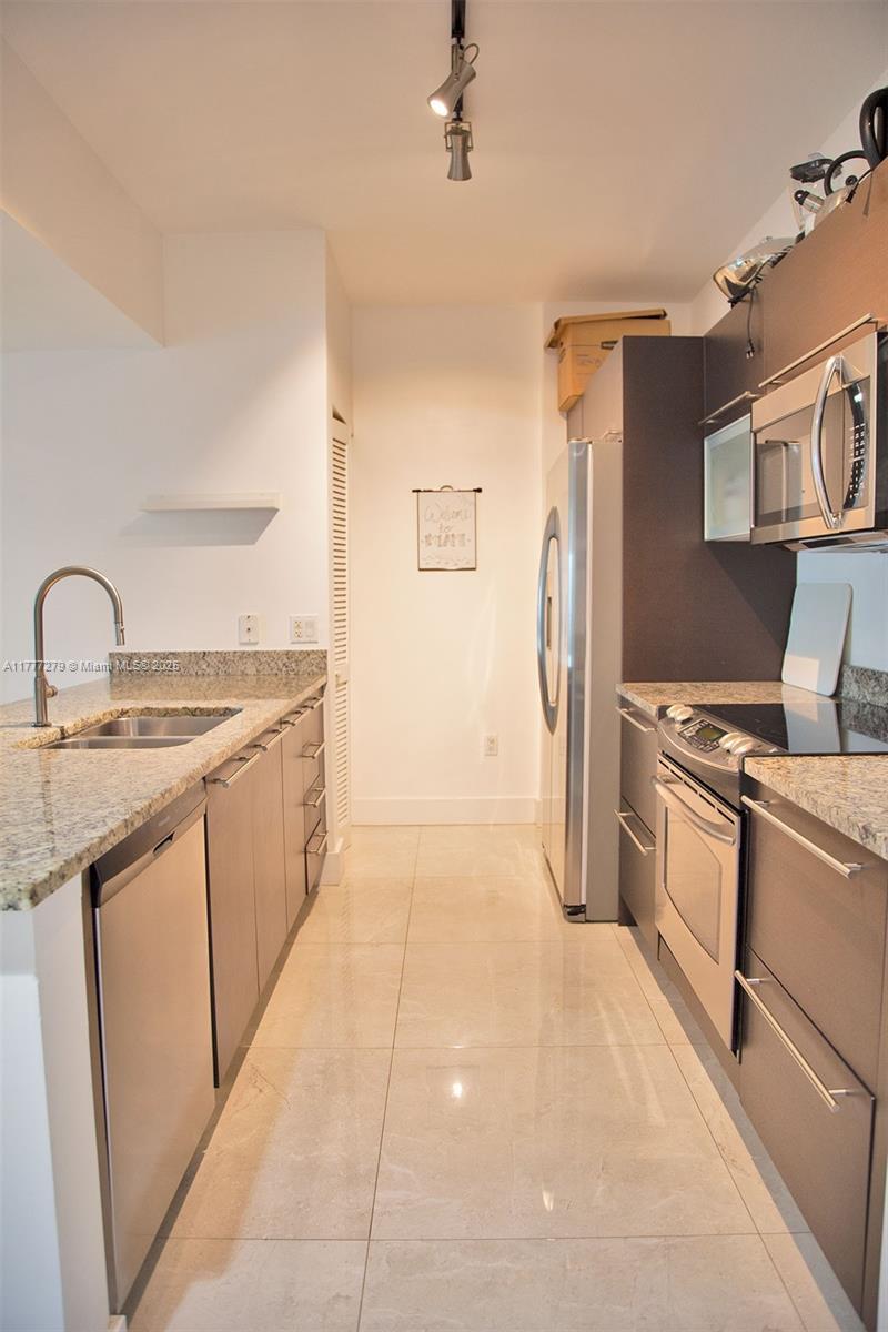 Building Photo - 951 Brickell Ave