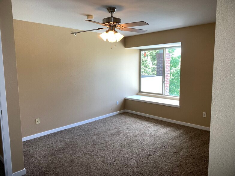 Building Photo - 33 S Boulder Cir