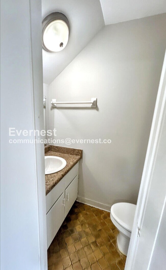 Building Photo - 1512 11th Ave N