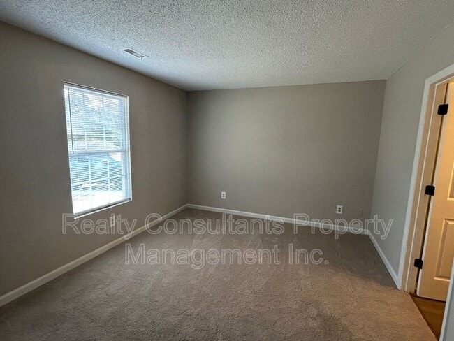 Building Photo - 2711 Ingleside Dr