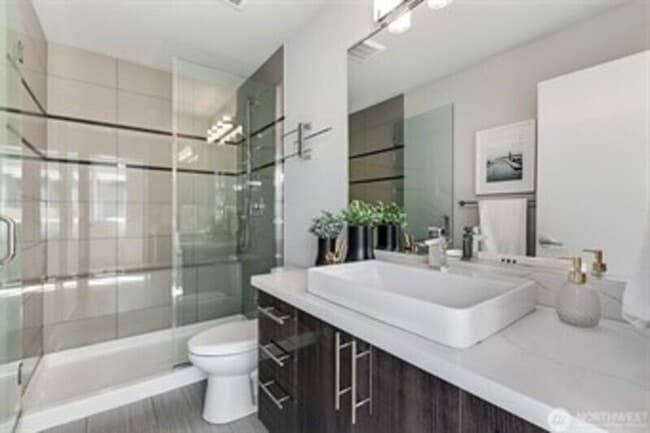 Building Photo - 732 26th Ave S