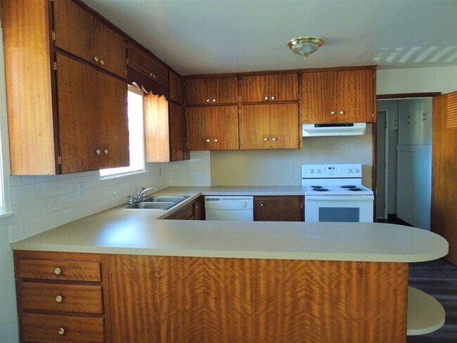 Building Photo - $1,900 – 2 Bed / 2 Bath Home with Fenced Yard, Fireplace, and Garage