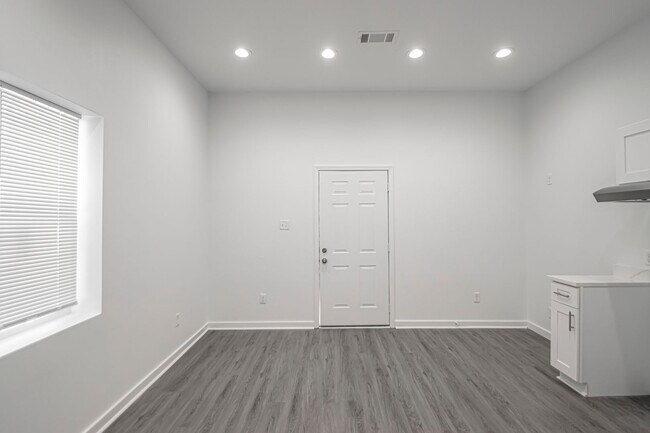 Building Photo - 214 S Park St