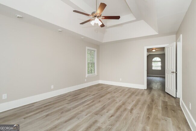 Building Photo - 3073 Essex Dr