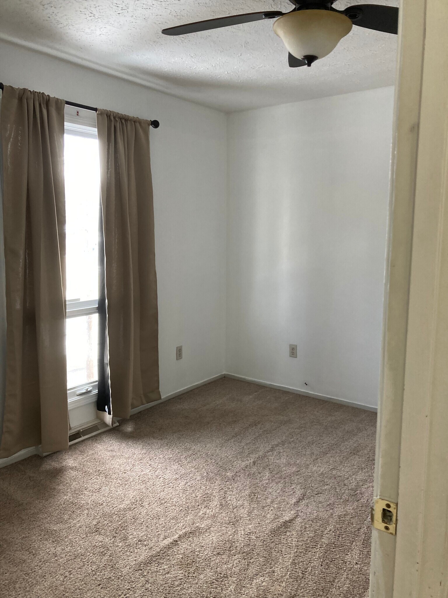 Building Photo - 6 Coolview Ln