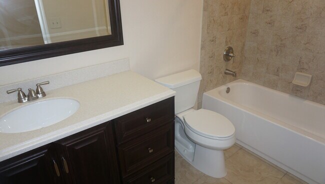 Building Photo - 213 Foxwood Dr
