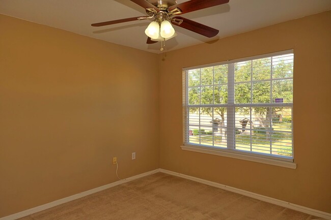 Building Photo - Updated and Spacious 2/2 Townhome with gar...