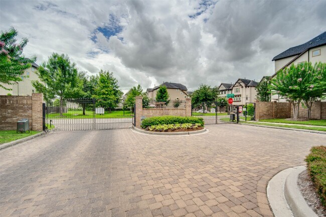 Building Photo - 2710 Shadybrook Meadow Dr