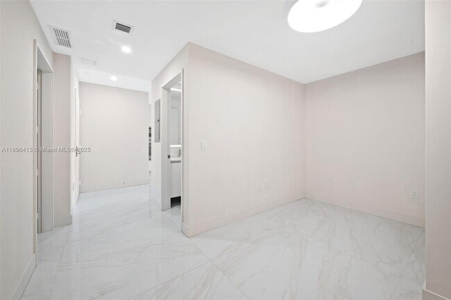 Building Photo - 700 NE 24th St