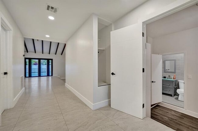 Building Photo - 3501 N Park Rd