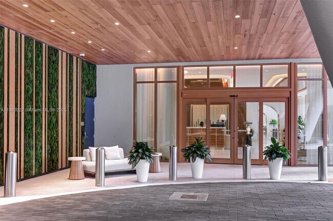 Building Photo - 2655 S Bayshore Dr