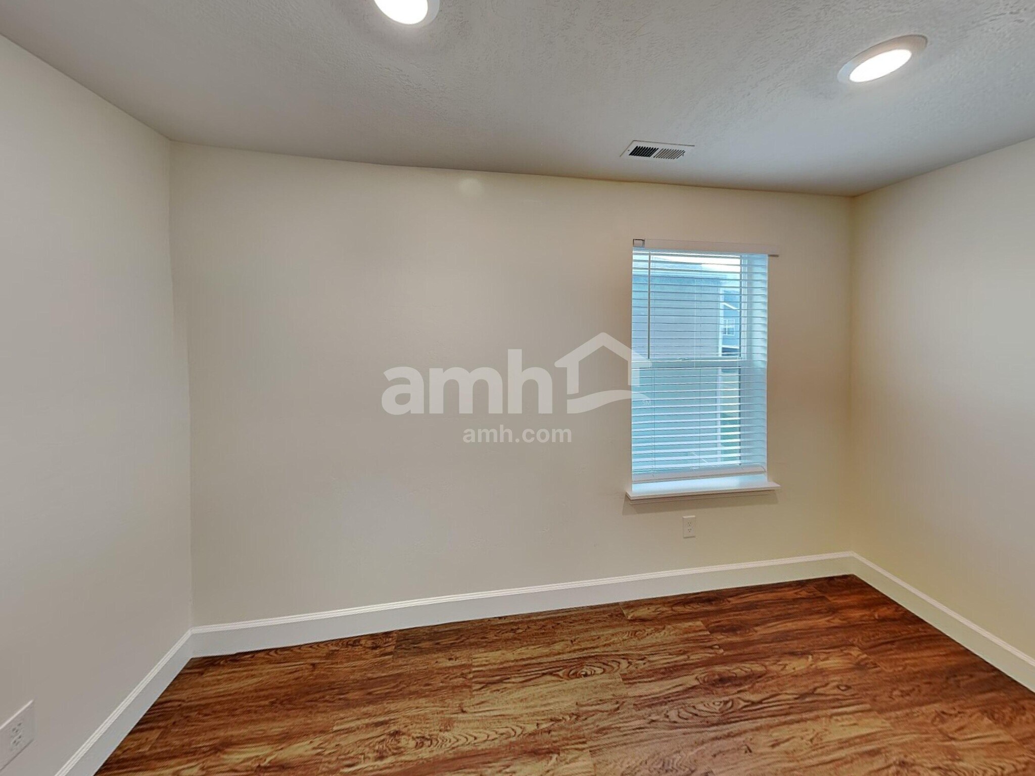 Building Photo - 2402 E Tumbleweed Rd