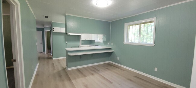 Building Photo - Beautiful 4 bedroom/1 bath home fully reha...