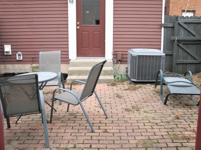 Fenced patio/courtyard - 57 E Russell St