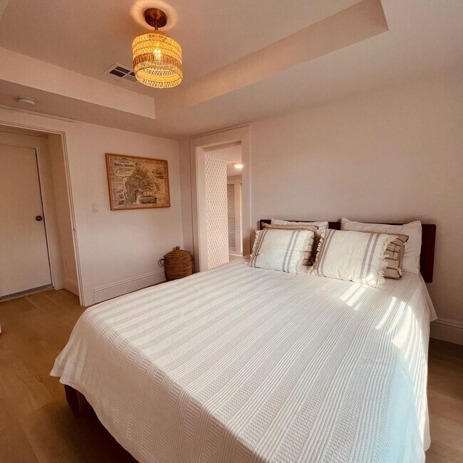 Building Photo - Stunning FULLY FURNISHED 3/2.5 entire hous...