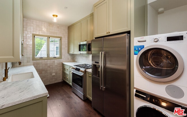 Building Photo - 2607 Beachwood Dr