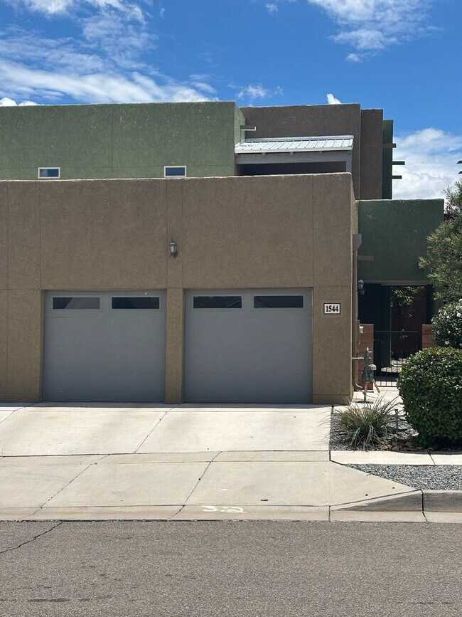 Building Photo - Executive 2 story Town house 4 Bedroom 3 b...