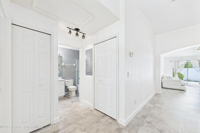 Building Photo - 1010 Luminary Cir