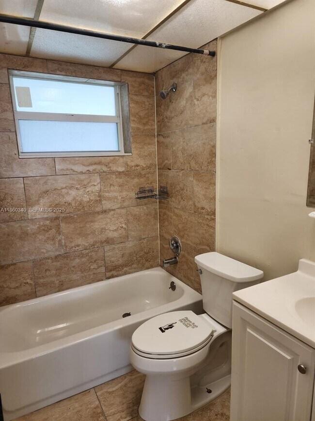 Building Photo - 1400 NW 43 Terrace