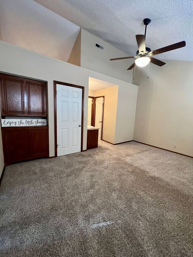 Building Photo - Cozy Rental in NW OKC!