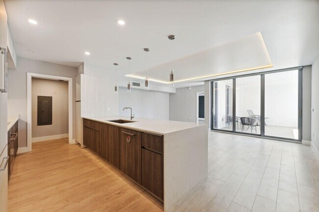 Building Photo - 111 SE 1st Ave