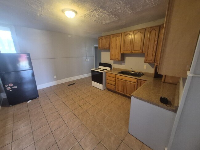 Building Photo - 231 Oak St