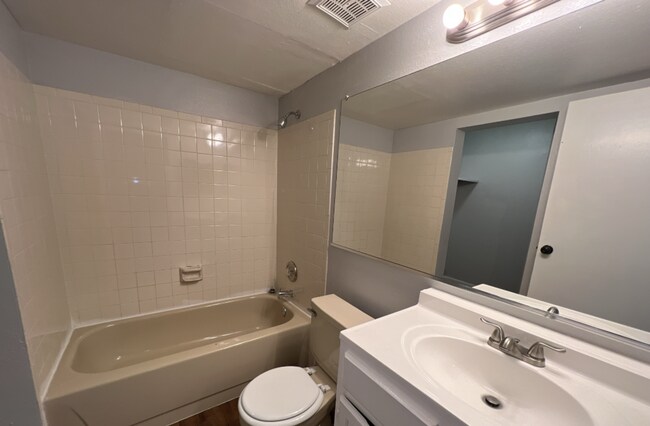 Building Photo - Spacious ground level 3 bedroom Condo in R...