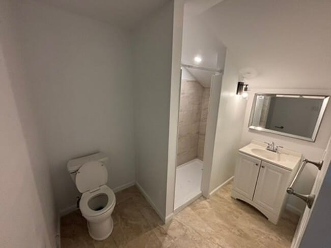 Building Photo - 235 E Market St