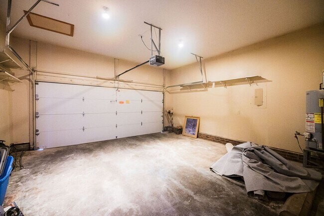 Building Photo - Spacious beautiful 5 bedroom 2.5 bath home...