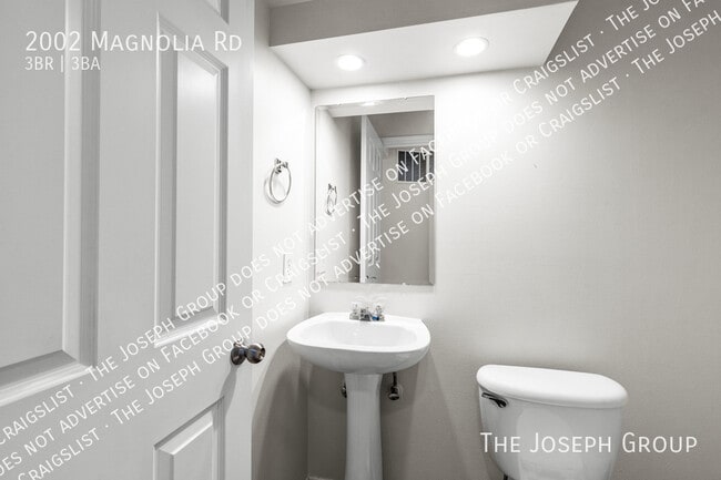 Building Photo - 2002 Magnolia Rd