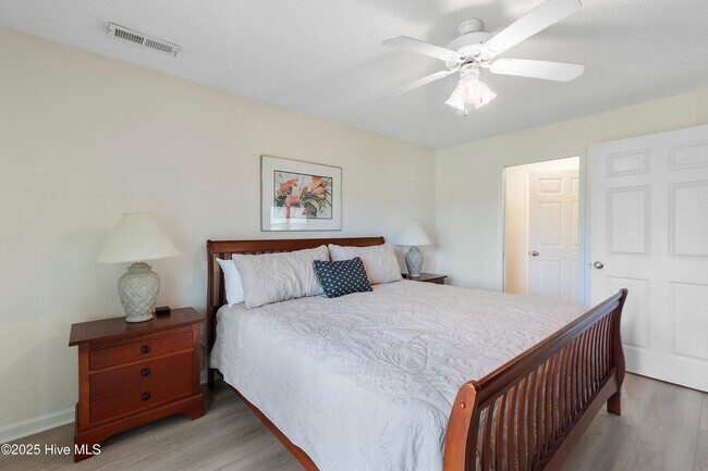 Building Photo - 3350 Club Villas Dr