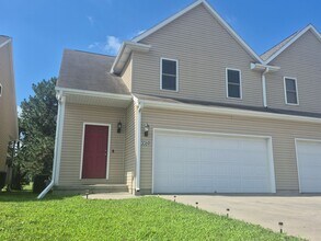 Building Photo - Townhome overlooking Park w/ Laundry & Att...