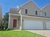 Building Photo - Townhome overlooking Park w/ Laundry & Att...