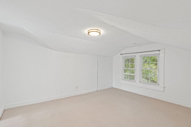 Building Photo - Adorable East Nashville Cottage w/ HUGE Fully-Fenced backyard!