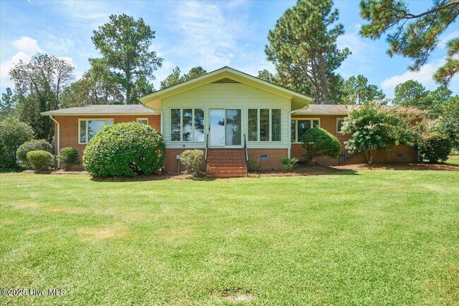 Building Photo - 60 Pine Lake Dr
