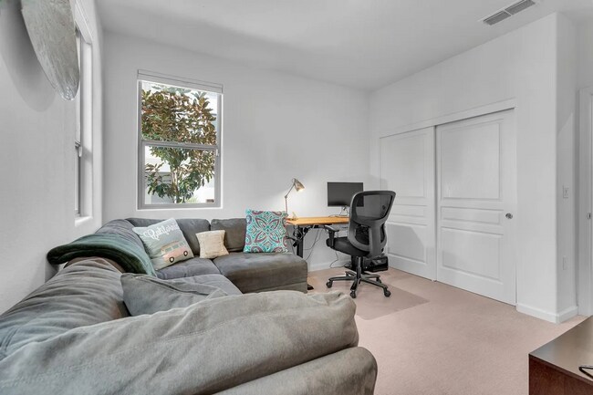 Building Photo - Beautiful Energy Efficient Hayward Townhome w/ Modern Updates