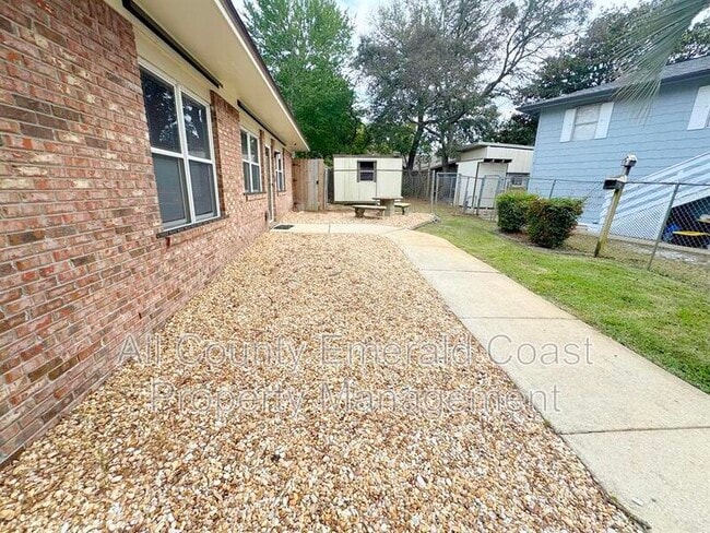 Building Photo - 504 Kelly St