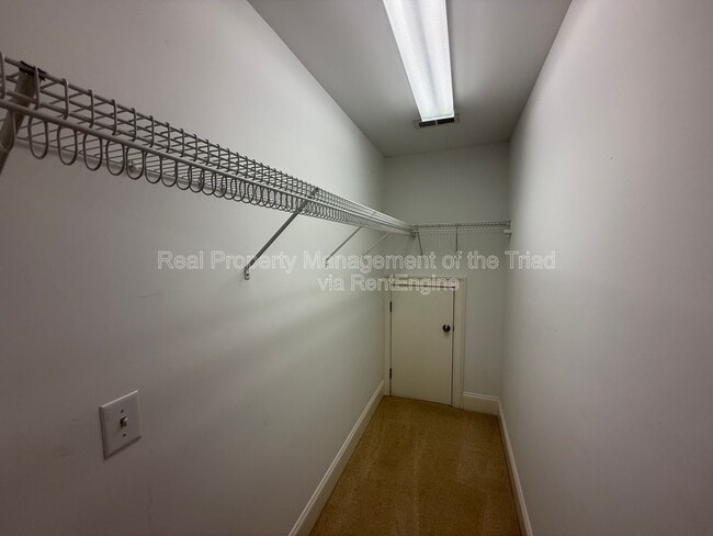 Building Photo - 2528 N Beech Ln