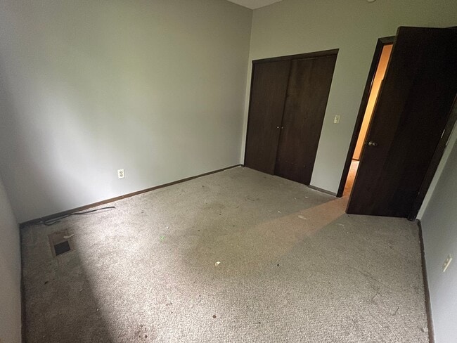 Building Photo - Spacious 3 BR / 2 BA Townhouse w/ Walkout ...