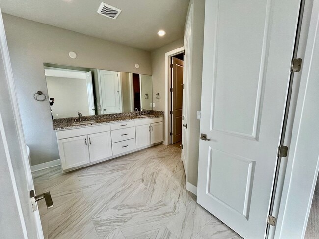 Building Photo - 5 bed 4 Bath IMMACULATE NEW BUILD in THORNTON!!