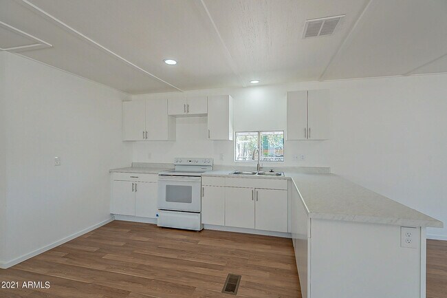 Building Photo - 334 N 83rd St