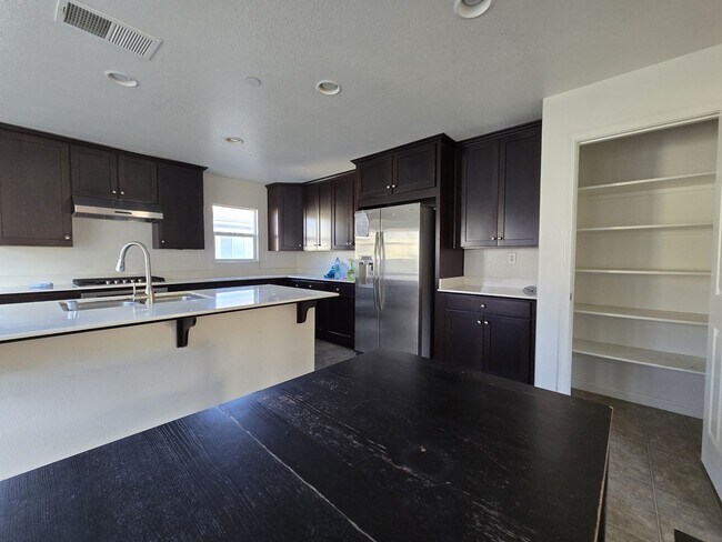 Building Photo - Stunning 3BR 3.5 BATHROOM House in Hayward
