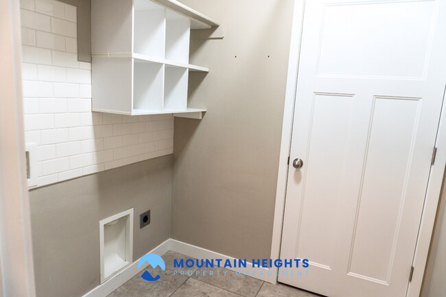 Building Photo - 858 Cecina Ct